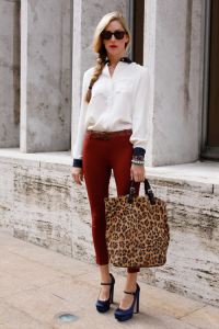белая блузка, леопардовая сумка